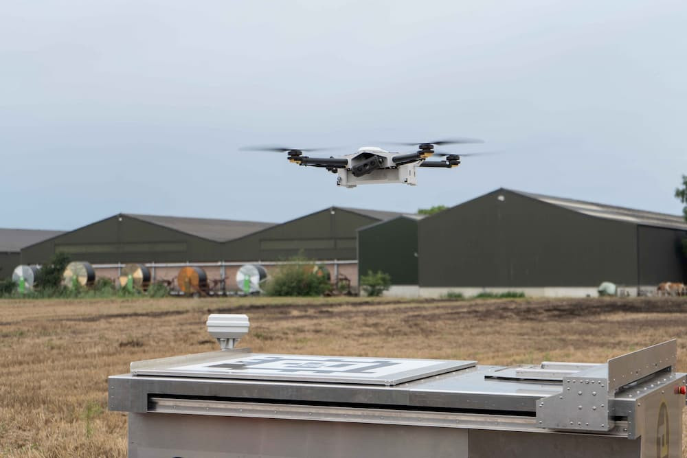 Tective Robotics presenteerde haar SkyHive vliegveldoplossing met vijf drones
